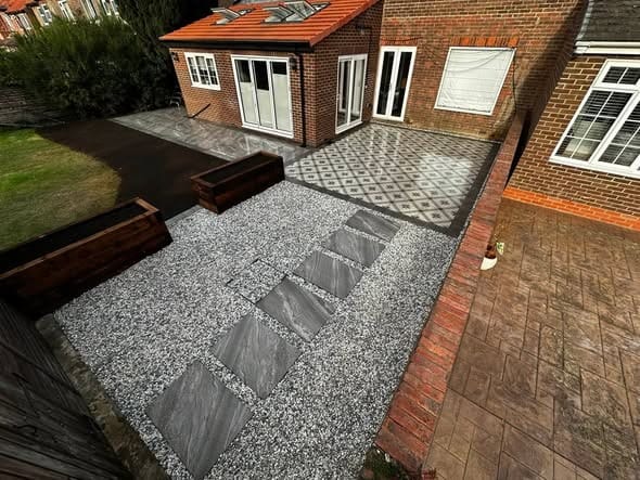 The finished gravel garden with stepping slabs